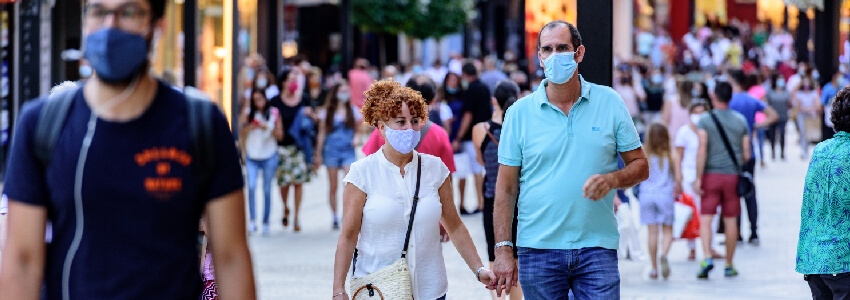 Koronawirus i ludzie spracerujący w maskach