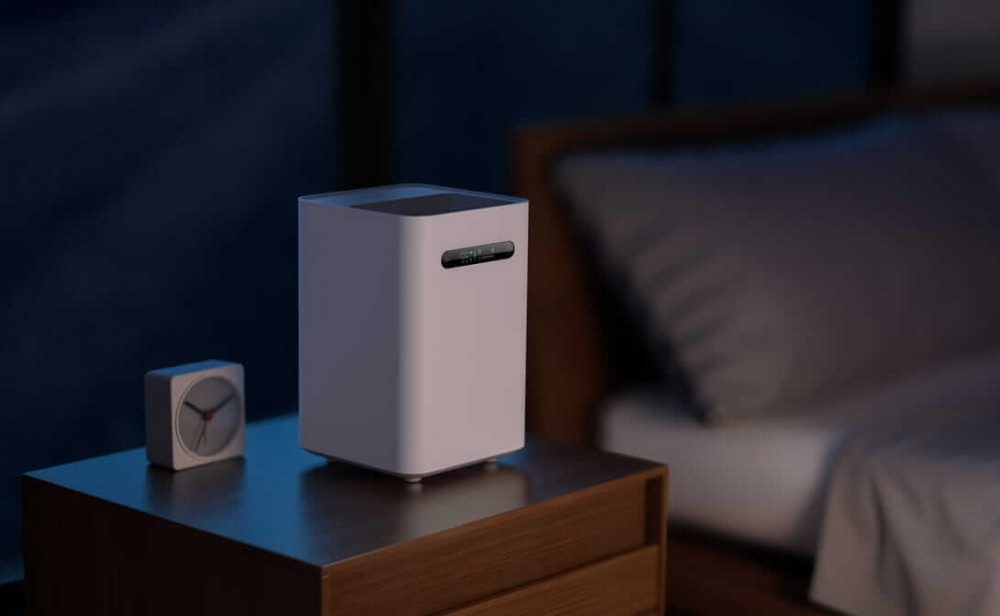Nawilżacz powietrza Xiaomi w sypialni na szafce nocnej