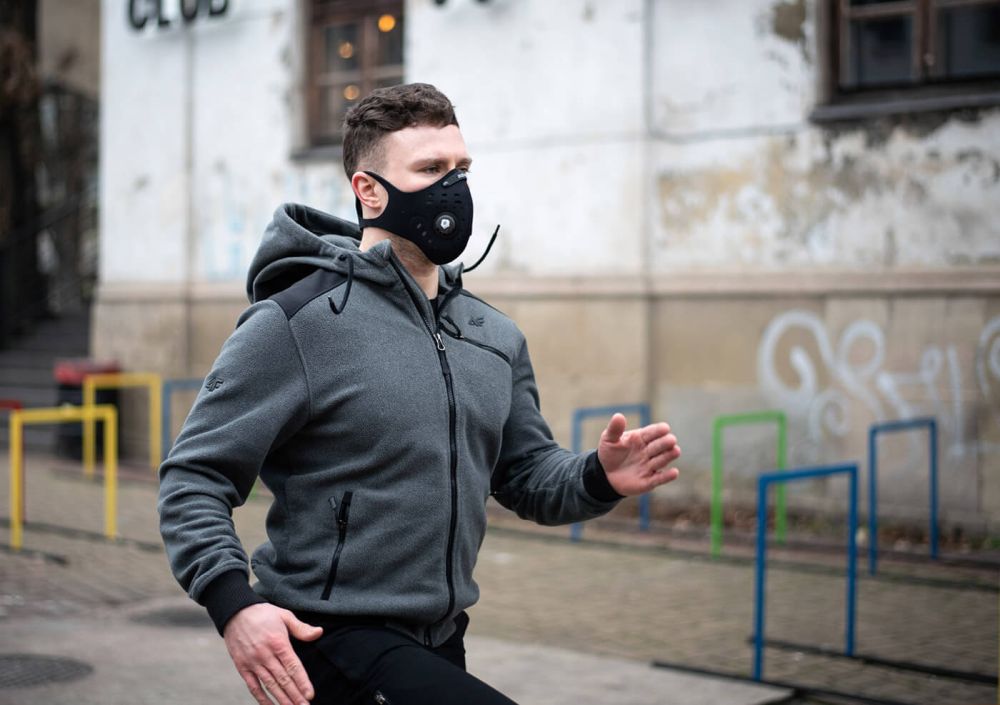 Mężczyzna uprawiający sport w masce antysmogowej