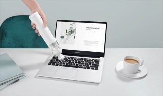 Mi Vacuum Cleaner Mini - czyszczenie klawiatury