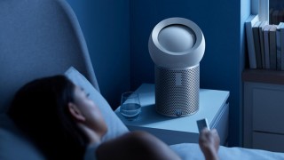 Dyson Pure Cool Me BP01 - zdjęcie lifestyle, obsługa za pomocą pilota