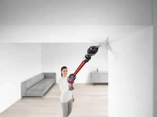 Dyson V10 Motorhead - odkurzanie