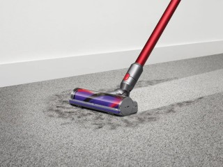 Dyson V10 Motorhead - odkurzanie