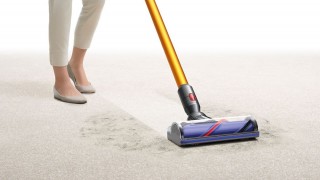 Dyson V8 Absolute+ - odkurzanie