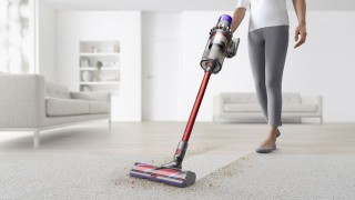 Dyson Outsize Absolute - odkurzanie