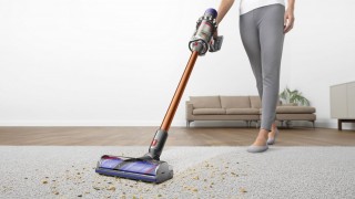 Dyson Cyclone V10™ Absolute - odkurzanie dywanu, zdjęcie lifestyle