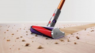 Dyson Cyclone V10™ Absolute - odkurzanie podłogi, zdjęcie lifestyle