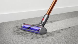 Dyson Cyclone V10™ Absolute - odkurzanie dywanu, zdjęcie lifestyle