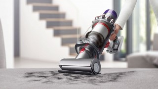Dyson Cyclone V10™ Absolute - odkurzanie kanapy, zdjęcie lifestyle