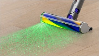 Dyson V12 Detect Slim™ Absolute - działanie elektroszczotki Fluffy Optic™