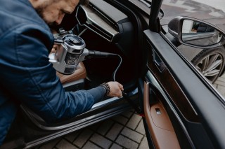 Sharp SA-VP3501BS - zdjęcie lifestyle, sprzątanie auta
