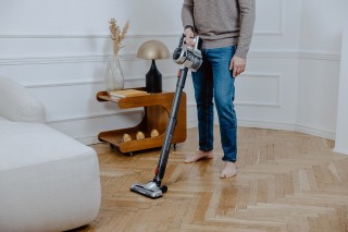 Sharp SA-VP3501BS - zdjęcie lifestyle, odkurzanie podłogi