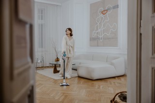 Sharp SA-VP4001AQ - zdjęcie lifestyle, odkurzanie podłogi