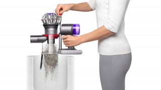 Dyson V8 Absolute - higieniczne opróżnianie zbiornika